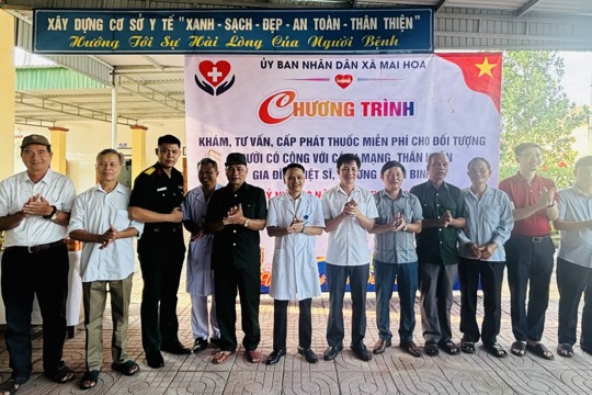xã Mai Hoa tổ chức khám bệnh, tư vấn sức khỏe và cấp phát thuốc miễn phí cho người có côn