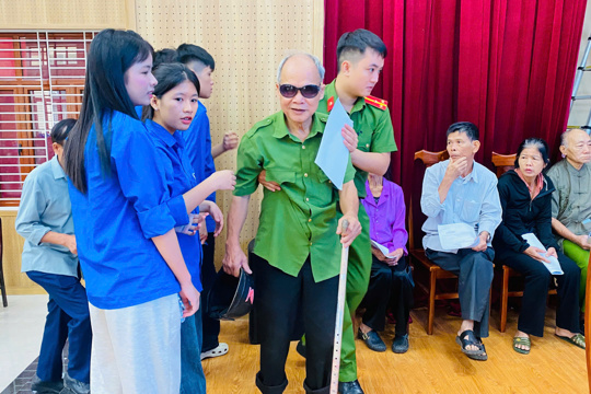 xã Mai Hoa đưa thân nhân liệt sĩ tham gia thu nhận mẫu sinh phẩm ADN phục vụ xác định danh tính hài cốt liệt sĩ 