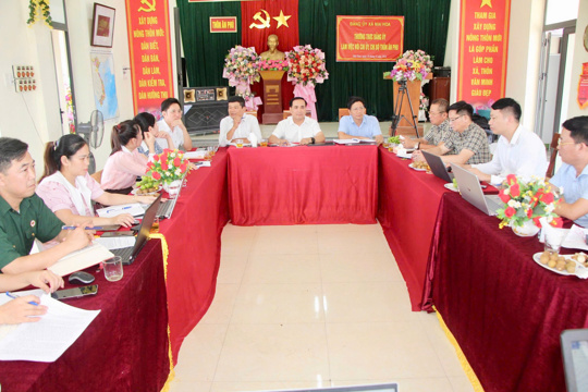 Thường trực Đảng ủy xã Mai Hoa làm việc với cấp ủy Chi bộ Ân Phú