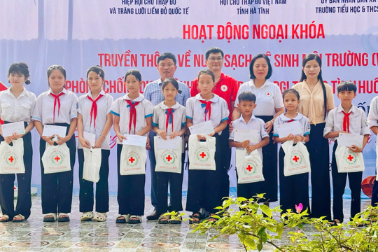 Hội Chữ thập đỏ Hà Tĩnh và xã Mai Hoa tổ chức truyền thông  nước sạch, vệ sinh môi trường và phòng, chống thiên tai  