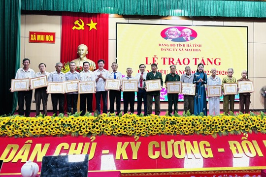Xã Mai Hoa trao tặng Huy hiệu Đảng đợt 2/9/2026 cho 53 đảng viên từ 30 đến 60 tuổi đảng