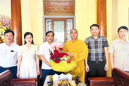 Lãnh đạo xã Mai Hoa tặng hoa chúc mừng Đại lễ Phật đản Phật lịch 2570-Dương lịch 2026