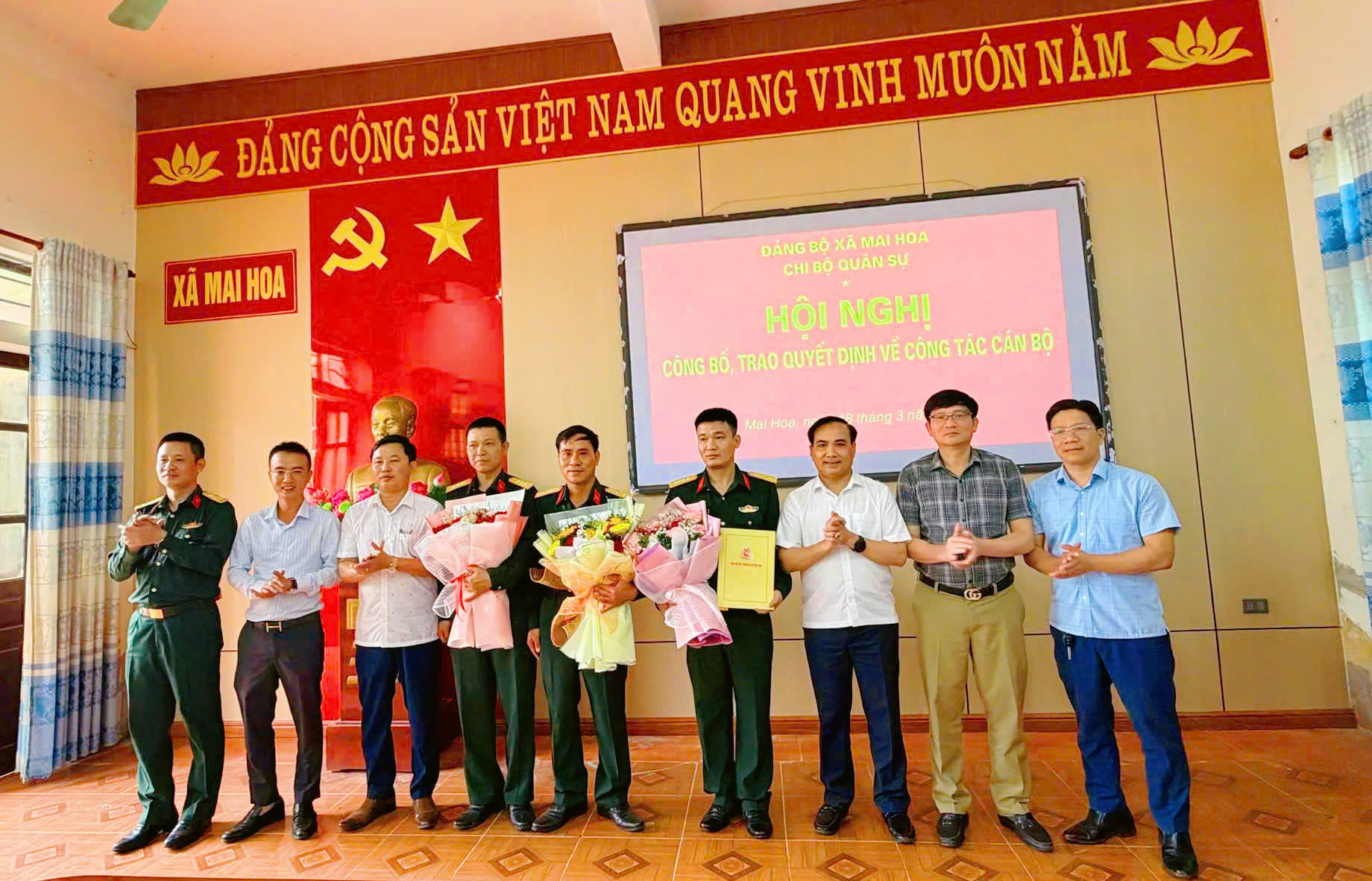Chi bộ Quân sự xã Mai Hoa công bố và trao quyết định về công tác cán bộ. 