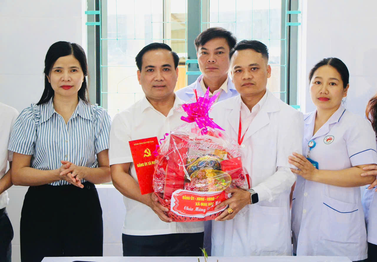 Lãnh đạo xã Mai Hoa chúc tết, động viên các cơ quan Công an, quân sự, y tế xã 