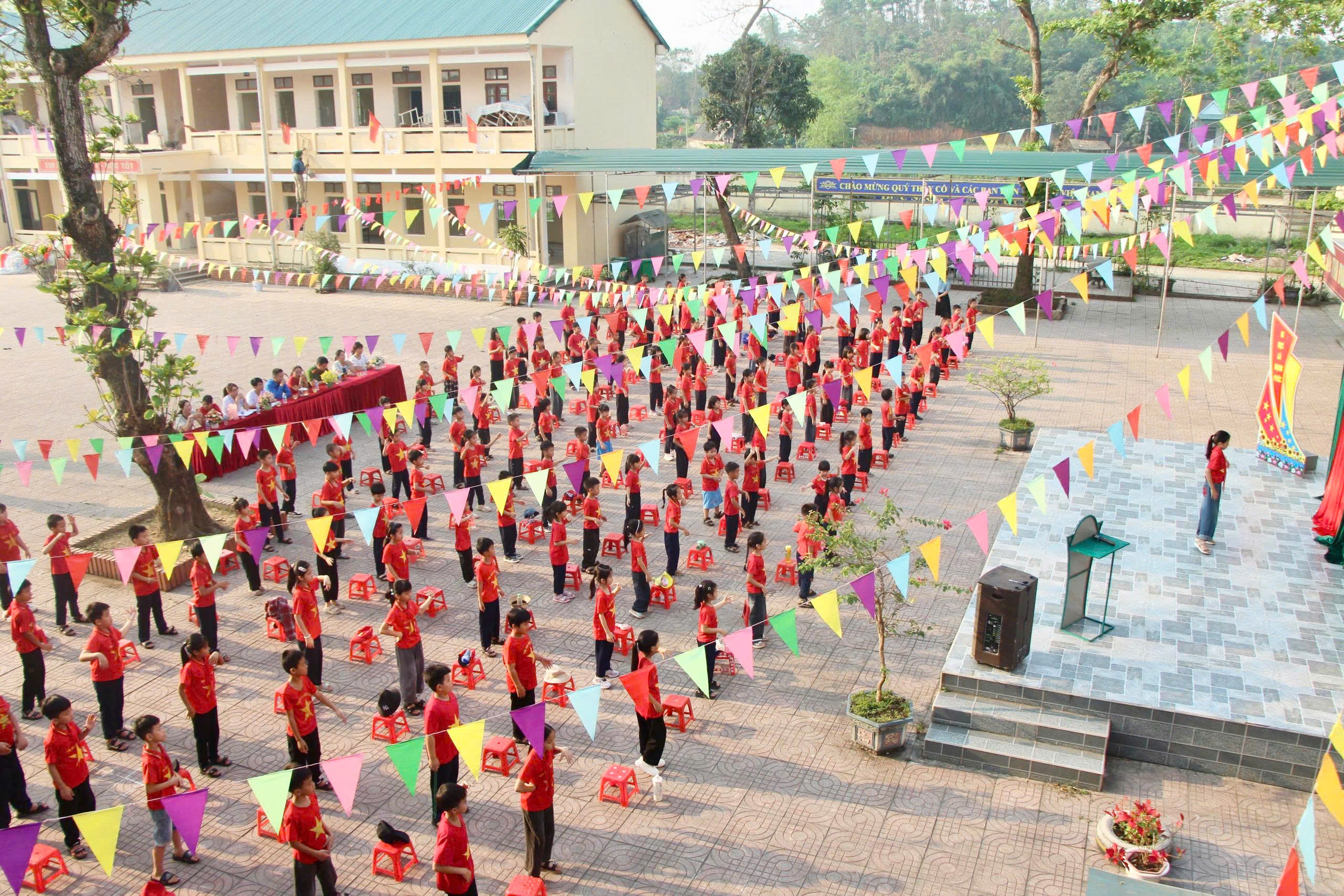 Trường Tiểu học Đức Giang tuyên truyền phòng chống đuối nước, phòng ngừa kiểm soát lây nhiễm bệnh tay, chân, miệng cho học sinh.  